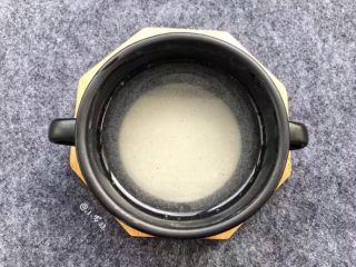 4、玫瑰酱米凉虾,石灰兑上一碗水，放锅里烧沸开后放碗里沉淀备用。
