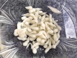 12、玫瑰酱米凉虾,挤好的米凉虾，换两次凉清水就完成了。