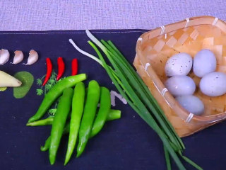 1、青椒皮蛋,准备所需要的食材