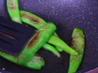 5、青椒皮蛋,煎至这样出现虎皮即可