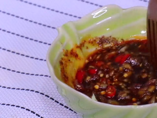 10、青椒皮蛋,姜蒜加生抽，陈醋，香油，辣椒油，花椒粉，盐，鸡精，小米椒搅拌成料汁