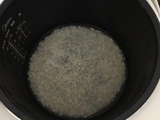 1、超豪华饭团,大米混合糯米煮饭（大米和糯米大概3:1的比例）