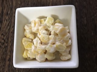 2、超豪华饭团,熟玉米粒30克加沙拉酱拌匀