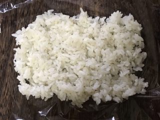 8、超豪华饭团,铺上一层米饭