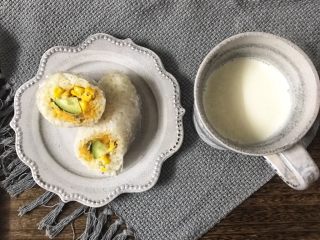 15、超豪华饭团,配上牛奶就是丰盛的早餐