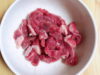 1、鸡蛋炒河粉,准备好牛肉切条。