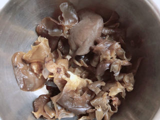 6、鸡蛋炒河粉,提前浸泡好木耳待用。