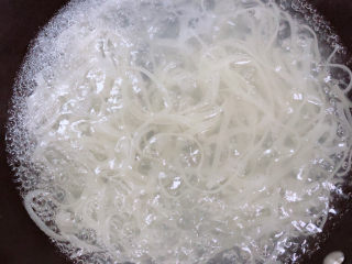 7、鸡蛋炒河粉,锅中烧开水，放入河粉煮3-5分钟。