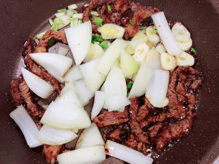 11、鸡蛋炒河粉,放入洋葱、葱姜蒜爆香。