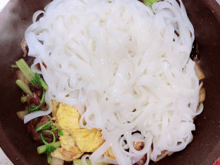 15、鸡蛋炒河粉,放入牛河翻炒均匀。