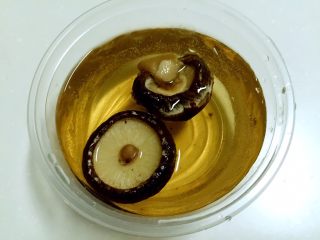 1、腊肠煲仔饭,香菇提前泡发(泡了两朵,实际上只用了一朵)。