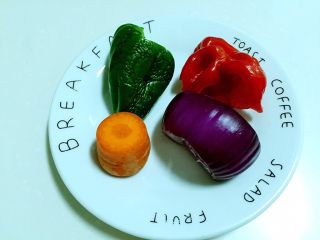 3、腊肠煲仔饭,蔬菜洗净。