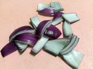 4、腊肠煲仔饭,紫洋葱切小块。