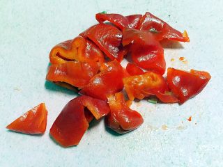 5、腊肠煲仔饭,红椒切小块。