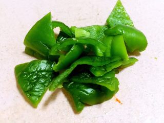 6、腊肠煲仔饭,青椒切小块。