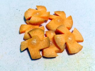 7、腊肠煲仔饭,胡萝卜切片后切花刀(也可以不切花刀)。