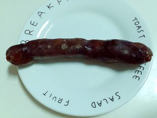 11、腊肠煲仔饭,腊肠上蒸锅蒸15分钟后取出晾温。