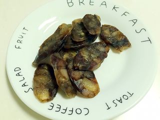 12、腊肠煲仔饭,切片备用。