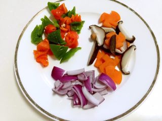 10、腊肠煲仔饭,备用。