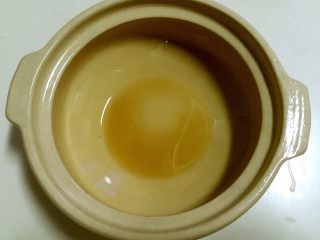 13、腊肠煲仔饭,砂锅放半小时芝麻油,涂满内壁。