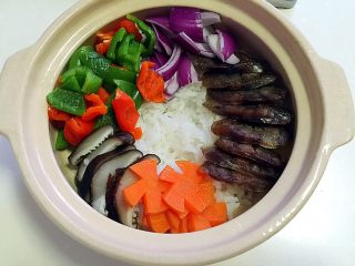15、腊肠煲仔饭,摆放腊肠和其他蔬菜。