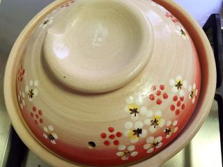 17、腊肠煲仔饭,将砂锅置于火上,小火加热5、6分钟,熄火后焖15分钟。