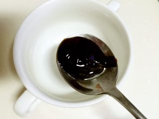 18、腊肠煲仔饭,加热砂锅时准备酱汁。蚝油放碗中。