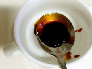 19、腊肠煲仔饭,加入酱油。