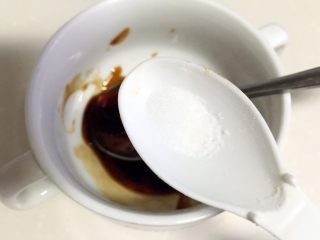 20、腊肠煲仔饭,放盐。