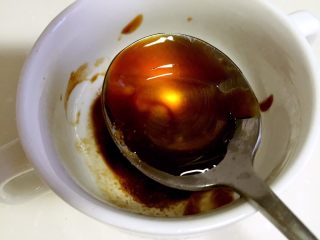 21、腊肠煲仔饭,放入芝麻油。