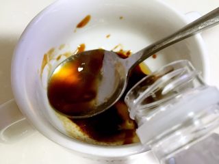 22、腊肠煲仔饭,倒入纯净水。