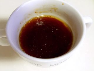 23、腊肠煲仔饭,搅拌均匀备用。