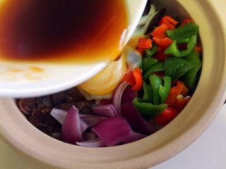 24、腊肠煲仔饭,焖好的饭倒入酱汁即可。