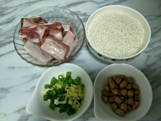 1、排骨糯米饭,准备食材