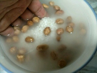 2、排骨糯米饭,将糯米和花生仁提前一晚浸泡～