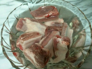 3、排骨糯米饭,排骨浸泡2-3小时，将血水泡出～