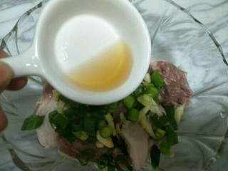 4、排骨糯米饭,放入料酒