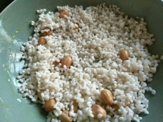 9、排骨糯米饭,取一个碗，抹上一层薄薄的食用油，将糯米水份控掉，取少许放入碗中铺个底～