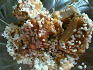 10、排骨糯米饭,将剩余的糯米和花生与排骨翻拌在一起