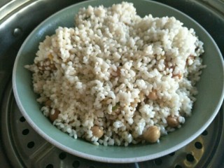 11、排骨糯米饭,放入碗中后，上火蒸制～如果感觉颜色不够，在不咸的情况下，也可以再淋些生抽上去哈～