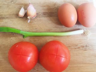 1、番茄鸡蛋面—家的味道,材料准备。两个番茄熬的汤底其实可以够2人份的面，不过我是喜欢番茄味道浓一些啦。