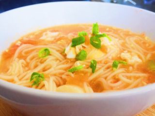 12、番茄鸡蛋面—家的味道,因为面是在番茄汤里煮好的，所以自带番茄的香气～ 喝一口浓醇的番茄面汤，咬一口略流黄的鸡蛋，最后吸入大口面条。啊，满足的眼睛都要眯起来～ 