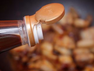 12、川味回锅肉,倒入些许生抽提鲜；