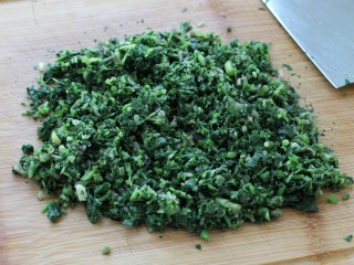 6、猪肉山芹馅蒸饺,捞出后过凉水，挤干水分剁碎