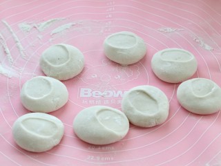 8、猪肉山芹馅蒸饺,将面团揉匀分割成小剂子，再用手掌按扁