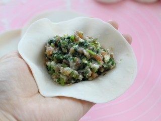 10、猪肉山芹馅蒸饺,取一个饼皮放上适量馅料