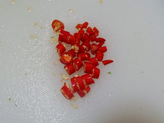 11、香辣凉拌鸡胗,小米椒切碎。