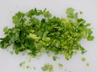 10、香辣凉拌鸡胗,香菜切成碎末。