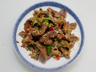 15、香辣凉拌鸡胗,装盘后，撒上白芝麻即可~~