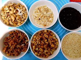 3、五仁低糖月饼➕#中秋食饼记#,准备馅料，核桃仁，花生米，腰果，杏仁片，白芝麻，黑芝麻分别炒熟，核桃仁，花生米和腰果去皮后稍稍切碎备用。